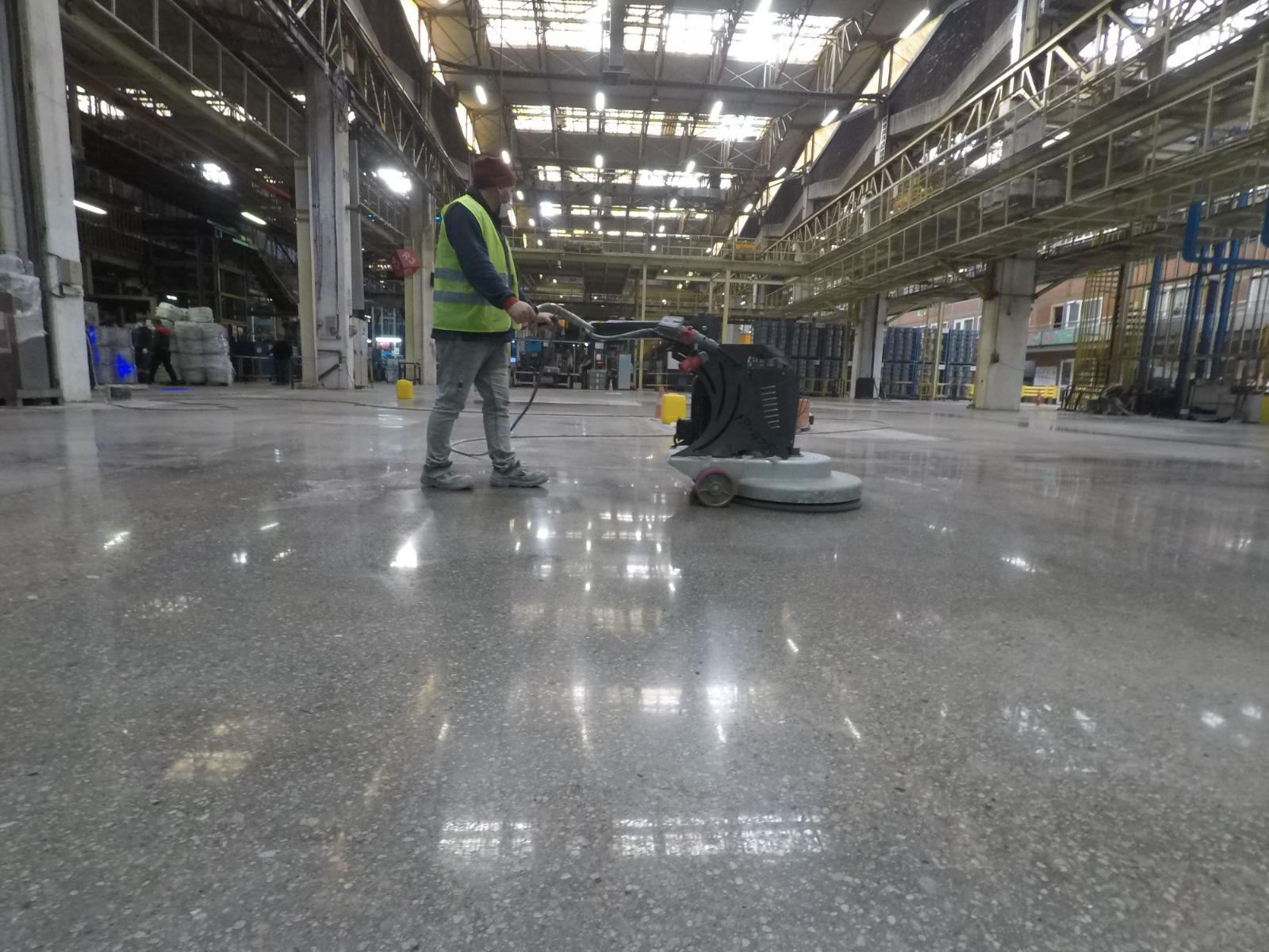 Beton silim yapılmış geniş endüstriyel fabrika zemini